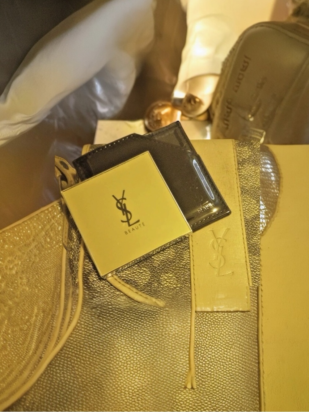 YVES SAINT LAURENT- YSL Hand
Mirror Compact VIP GWP Limited
Edition w/Black Case